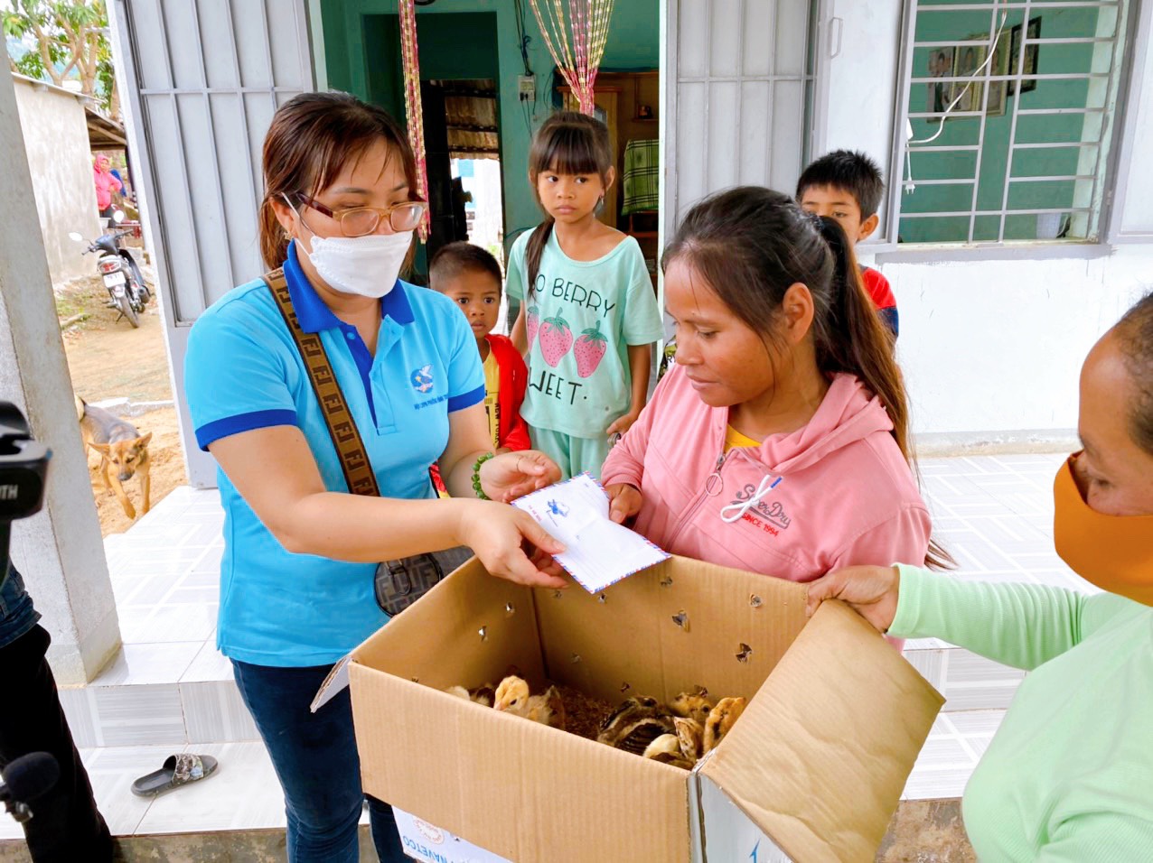 Trao sinh kế cho hội viên phụ nữ khó khăn