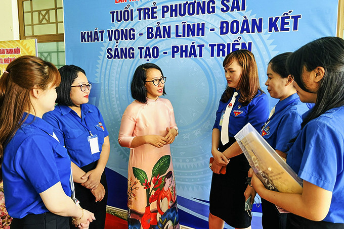 Bà Nguyễn Thị Kiều Anh (mặc áo dài) trao đổi với thanh niên phường Phương Sài về đổi mới hoạt động công tác Đoàn.