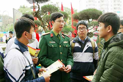 Cán bộ Trường Sĩ quan Lục quân 1 tư vấn tuyển sinh quân s đến học sinh THPT trên địa bàn TP Hải Phòng. 
