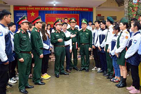  Ban Tuyển sinh quân sự Bộ Quốc phòng tư vấn tuyển sinh quân sự đối với các em học sinh THPT Ngọc Hà (TP Hà Giang, tỉnh Hà Giang) năm 2021.
