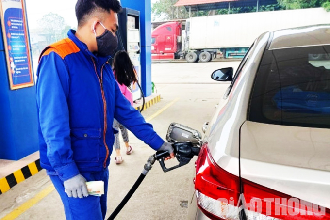 Giá xăng dầu hôm nay 5/4: Tăng vọt