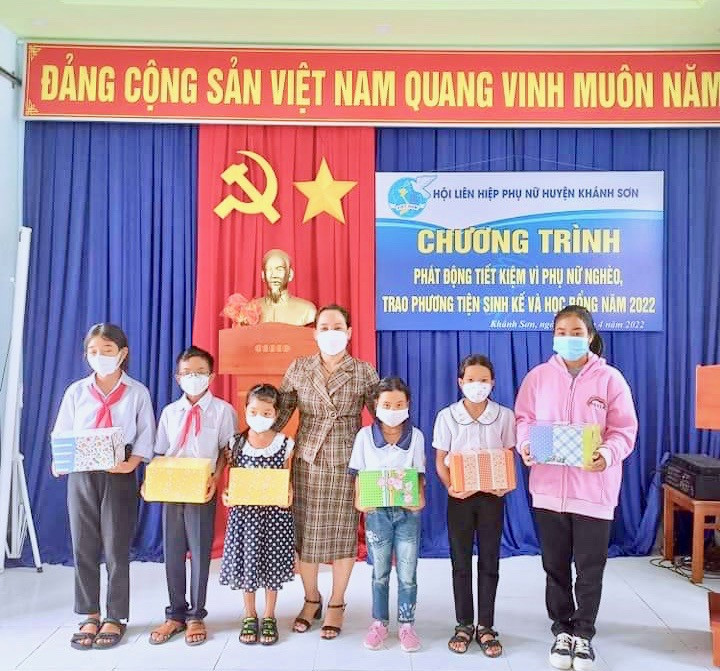 Trao học bổng cho các em học sinh nghèo hiếu học.