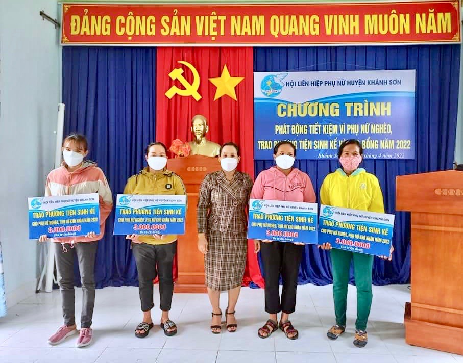 Trao sinh kế cho hội viên phụ nữ khó khăn.