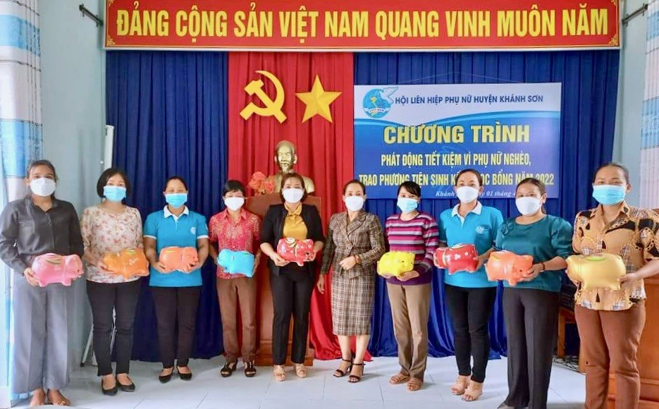 Tặng heo đất tiết kiệm cho các cơ sở Hội. 