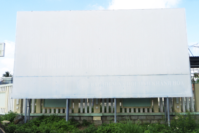 Cần thay mới pa nô tuyên truyền