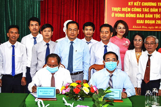 Ban Dân vận Tỉnh ủy và Ban Dân tộc tỉnh: Ký kết chương trình phối hợ công tác dân vận