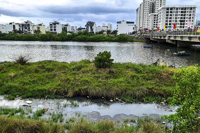 Khu vực sông Quán Trường đầy rác thải,  bốc mùi hôi thối (ảnh chụp sáng 6-4).