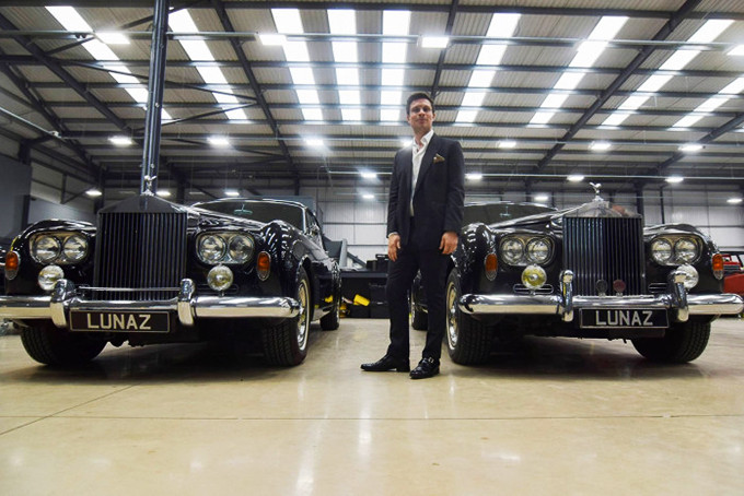 David Lorenz, nhà sáng lập Lunaz, đứng bên cạnh hai mẫu xe Rolls Royce đã được công ty chuyển đổi sang xe điện. 