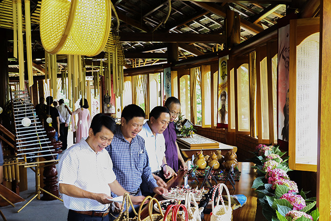 People viewing unique souvenirs at Truong Son Craft Village