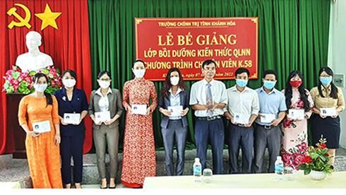 Bế giảng lớp bồi dưỡng kiến thức quản lý nhà nước chương trình chuyên viên K58