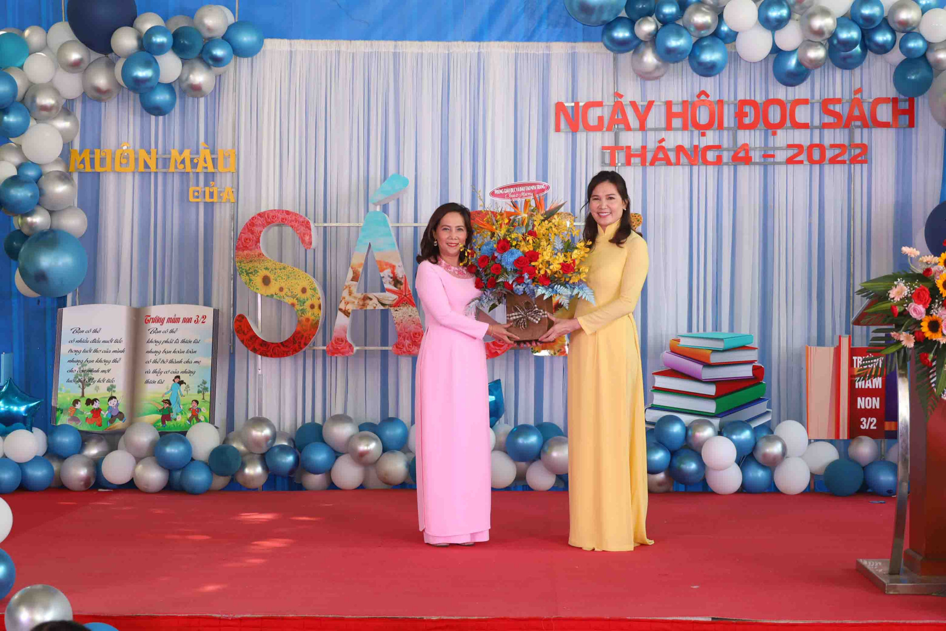 Lãnh đạo Phòng Giáo dục và Đào tạo TP. Nha Trang tặng hoa chúc mừng nhà trường.