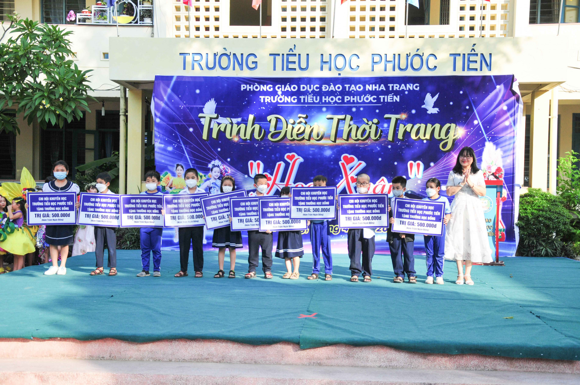 Các đại biểu trao học bổng cho học sinh