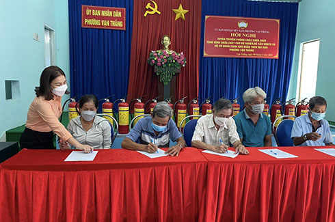 ác hộ dân ký cam kết về chấp hành quy định về an toàn phòng cháy chữa cháy