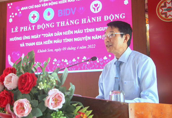 Ông Đinh Văn Thiệu - Phó Chủ tịch UBND tỉnh kêu gọi người dân tham gia hiến máu tình nguyện tại buổi lễ.