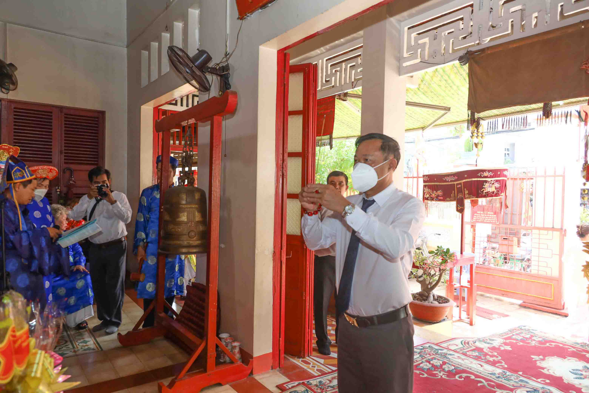 Leader of Khanh Hoa Provincial Department of Culture and Sports offers incense at the ceremony.