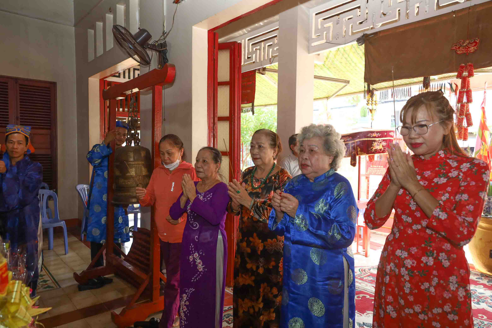 People commemorate the merits of Great King Tran Quoc Tuan
