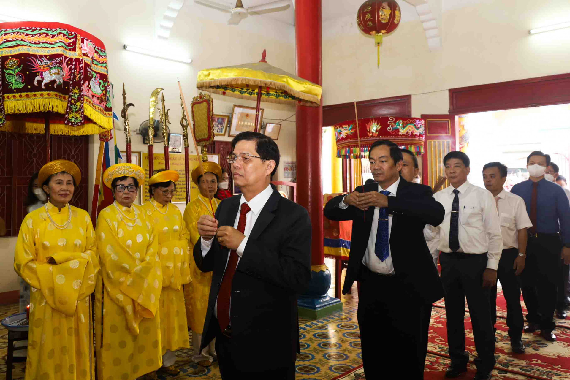 Ông Nguyễn Tấn Tuân dâng hương tưởng nhớ các Vua Hùng nhân ngày giỗ tổ của dân tộc. 