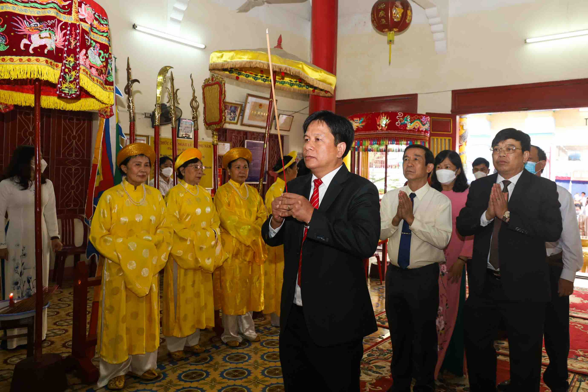 Ông Hồ Văn Mừng cùng lãnh đạo TP. Nha Trang vào dâng hương. 