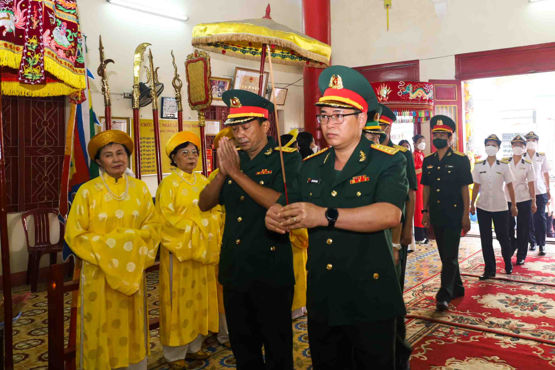 Đại diện các lực lượng vũ trang tỉnh Khánh Hòa dâng hương. 