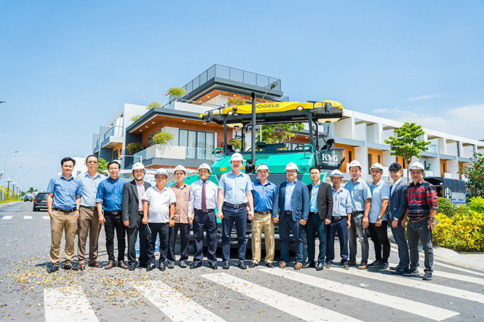 Bàn giao máy rải base cấp phối đá hiện đại nhất Việt Nam