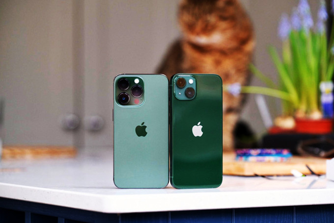 iPhone 13 màu  "Green " và và iPhone 13 Pro màu  "Alpine Green "