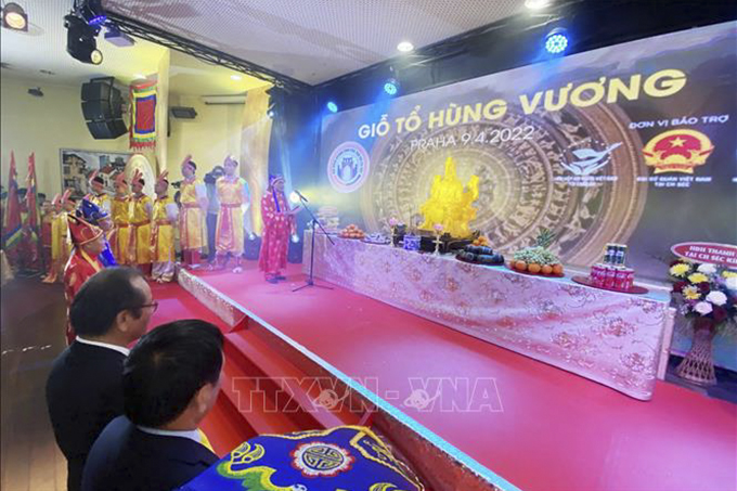 Chủ tịch Hội người Việt Nam tại CH Séc đọc Văn tế Quốc Tổ. Ảnh: Hồng Kỳ/TTXVN