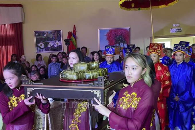 Nghi thức dâng bánh chưng tưởng nhớ Quốc Tổ. Ảnh: Hồng Kỳ/TTXVN