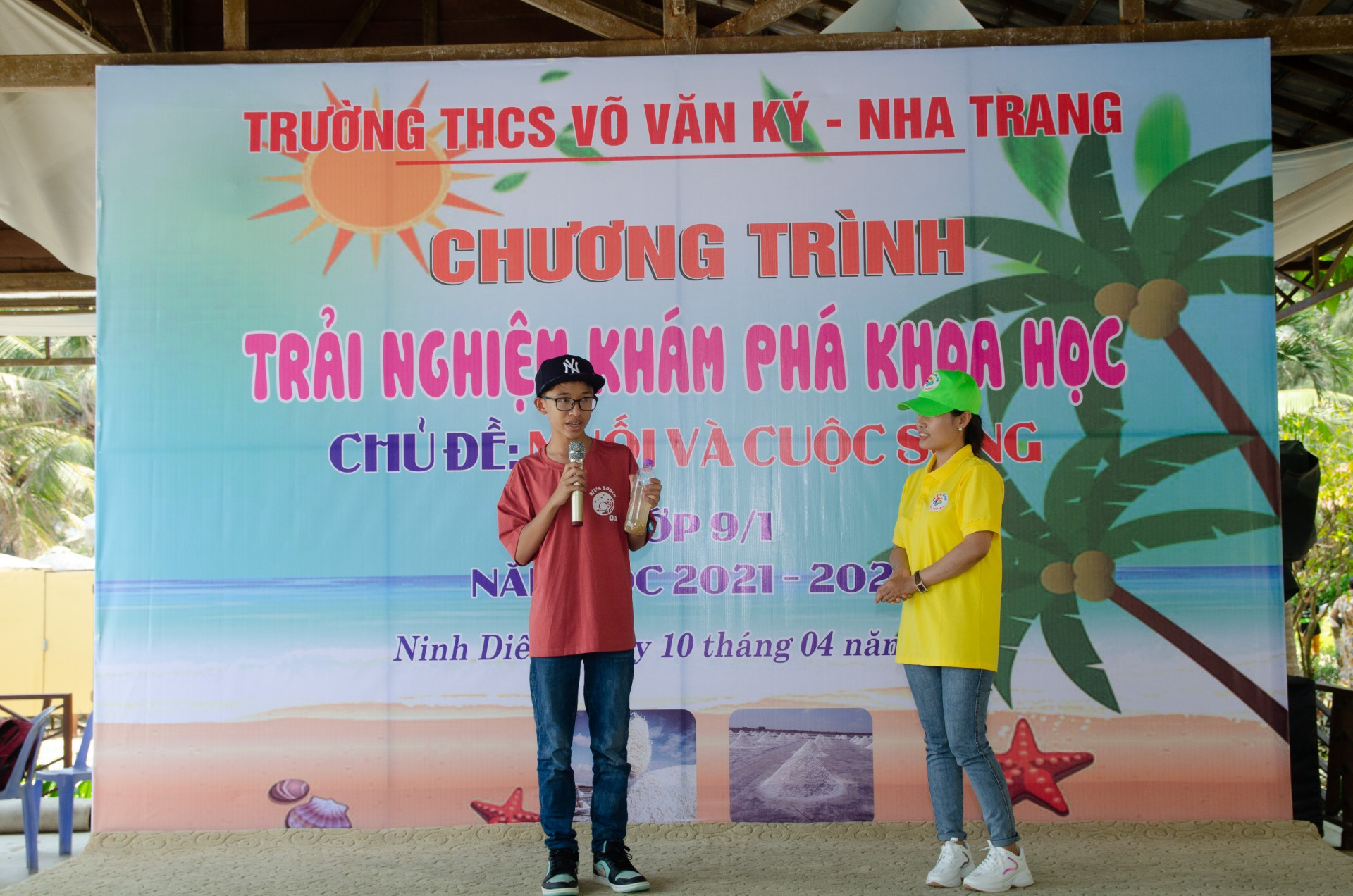 Học sinh thuyết trình nội dung đã được nghe qua bài giảng của giáo viên và của người dân làm muối.