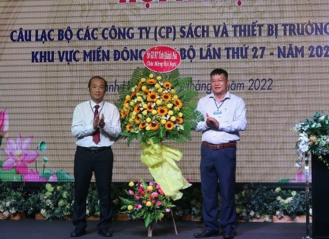 Lãnh đạo Sở Giáo dục và Đào tạo (bìa phải) tặng hoa cho hội nghị. 