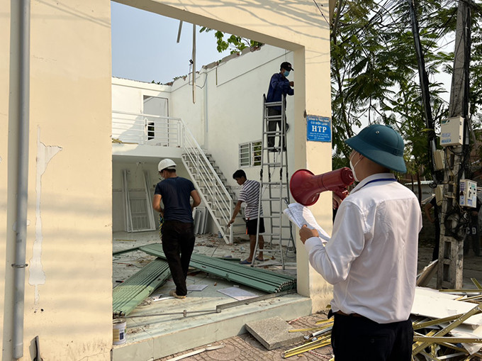 Cán bộ UBND phường Phước Long đọc quyết định cưỡng chế công trình 