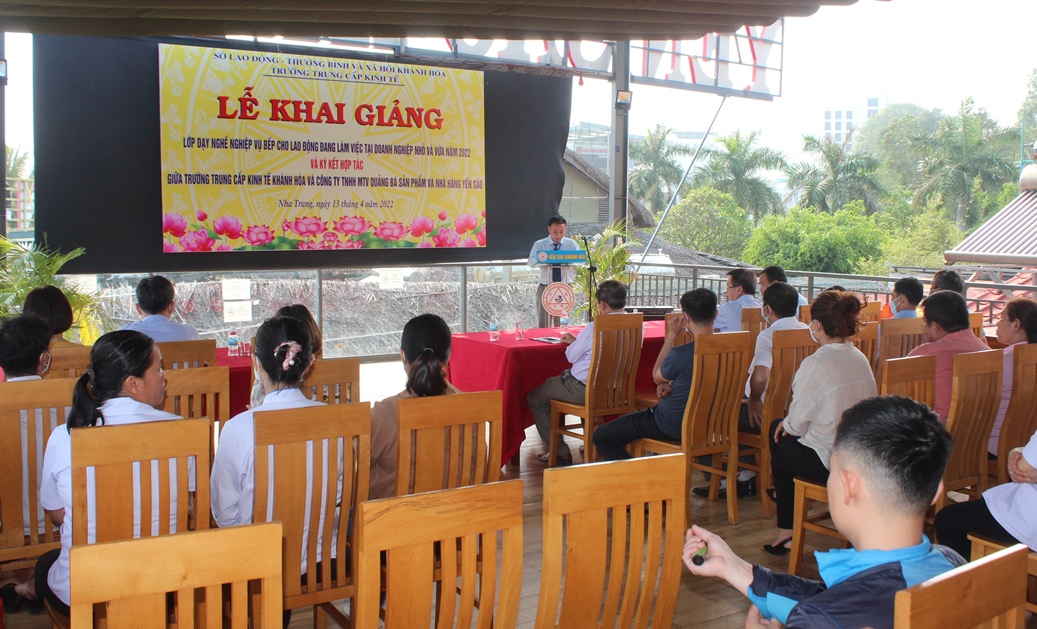 Trường Trung cấp Kinh tế Khánh Hòa khai giảng lớp nghiệp vụ bếp và ký kết thỏa thuận hợp tác về đào tạo