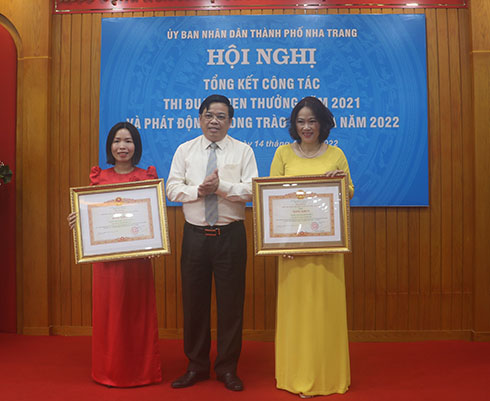 Ông Nguyễn Sĩ Khánh - Phó Bí thư Thành uỷ, Chủ tịch UBND TP. Nha Trang trao bằng khen của Thủ tướng Chính phủ cho 2 tập thể