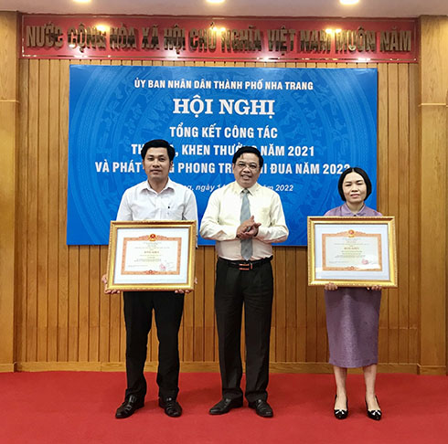 Ông Nguyễn Sĩ Khánh - Phó Bí thư Thành uỷ, Chủ tịch UBND TP. Nha Trang trao bằng khen của Thủ tướng Chính phủ cho các tập thể