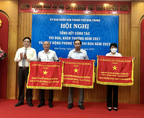 Ông Nguyễn Sĩ Khánh - Phó Bí thư Thành uỷ, Chủ tịch UBND TP. Nha Trang trao cờ thi đua của UBND tỉnh cho các tập thể