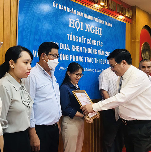 Ông Nguyễn Sĩ Khánh - Phó Bí thư Thành uỷ, Chủ tịch UBND TP. Nha Trang trao bằng khen của UBND tỉnh cho các tập thể.