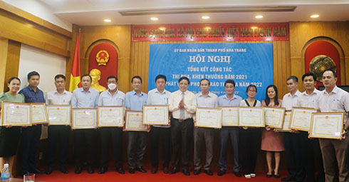 Ông Nguyễn Sĩ Khánh - Phó Bí thư Thành uỷ, Chủ tịch UBND TP. Nha Trang trao bằng khen của UBND tỉnh cho các tập thể...