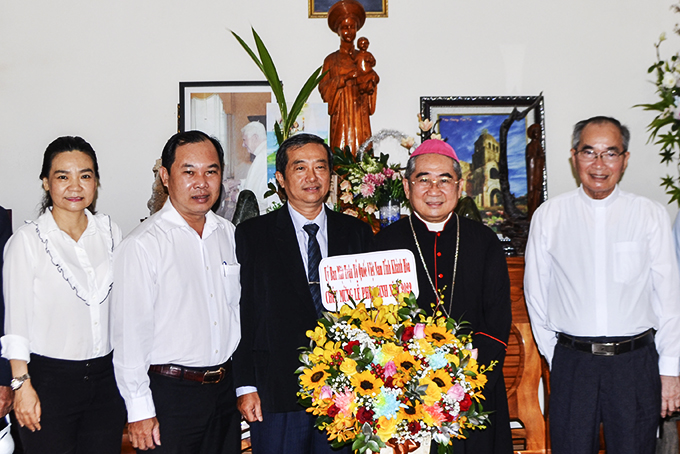 Lãnh đạo UBMTTQ Việt Nam tỉnh Khánh Hòa thăm, chúc mừng các cơ sở tôn giáo nhân dịp lễ Phục sinh