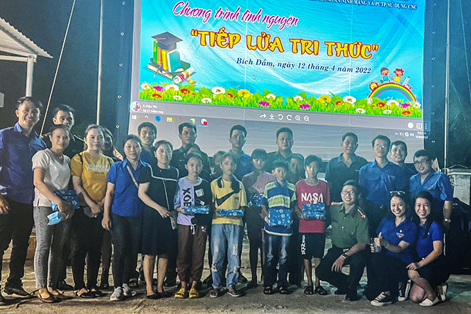 Đoàn Thanh niên các đơn vị: Tổ chức chương trình &quot;Tiếp lửa tri thức&quot;