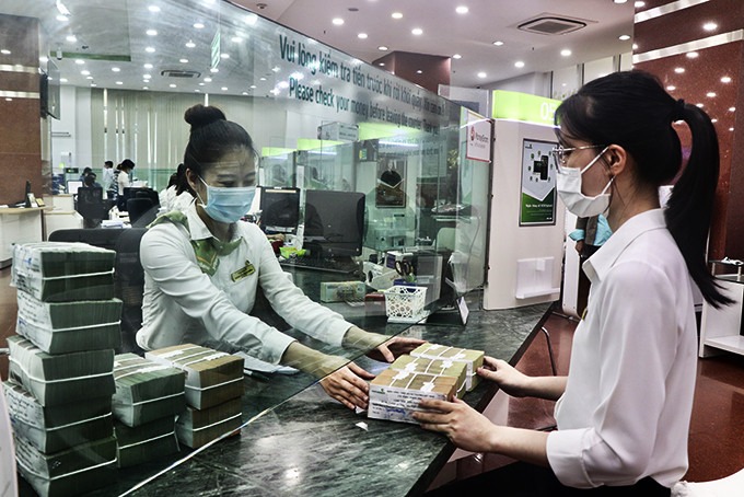 Người dân giao dịch tại Vietcombank Chi nhánh Khánh Hòa.