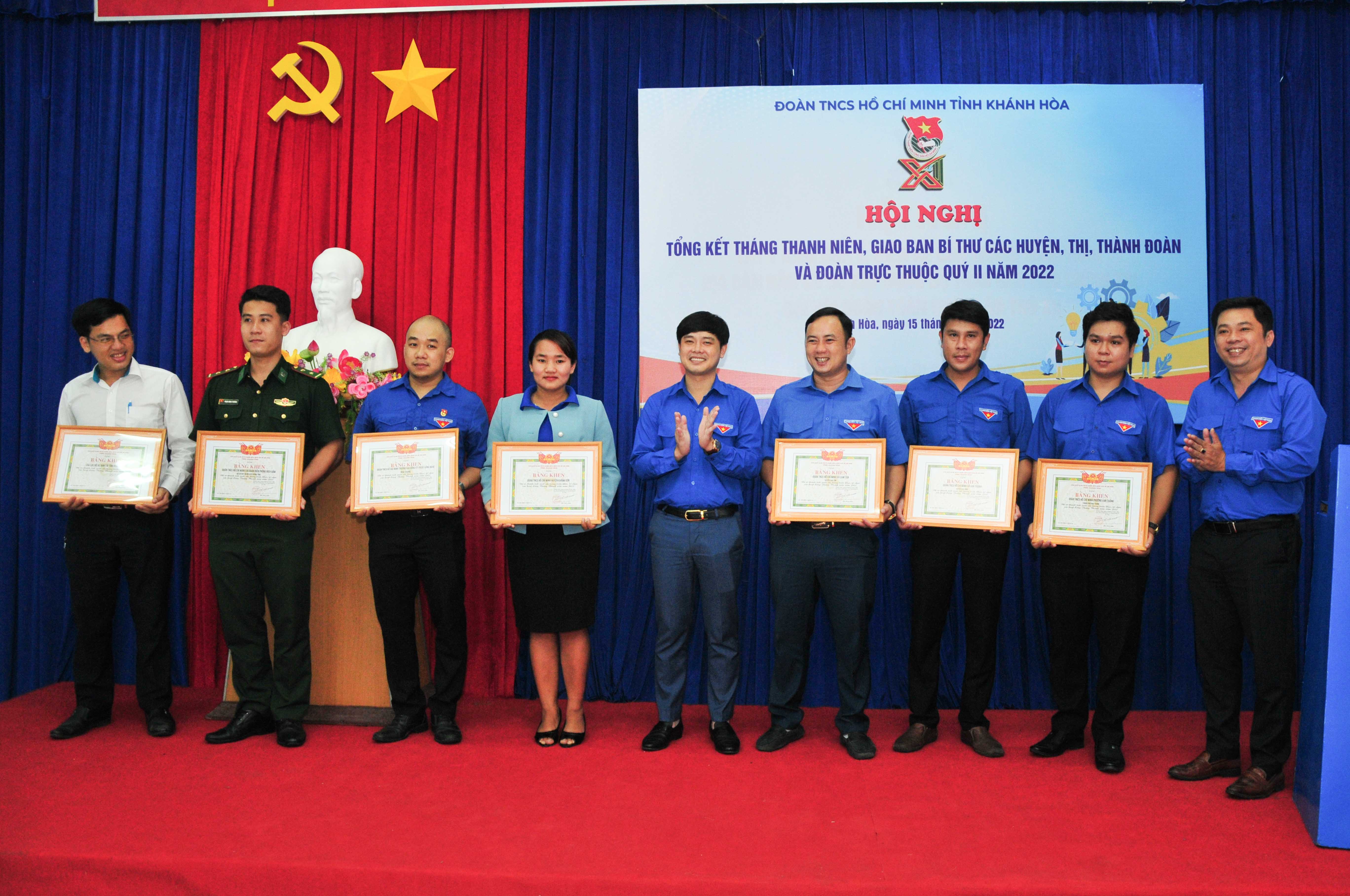 Lãnh đạo Tỉnh đoàn khen thưởng các tập thể xuất sắc