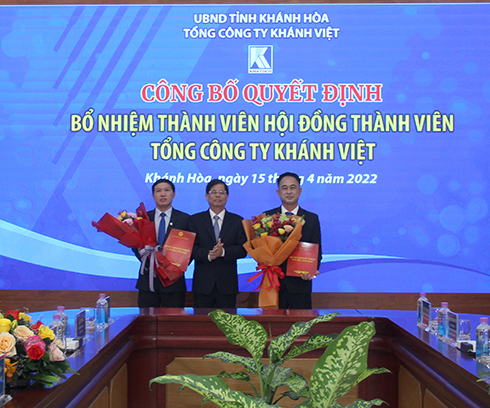 Ông Nguyễn Tấn Tuân trao quyết định bổ nhiệm thành viên Hội đồng thành viên Tổng Công ty Khánh Việt đối với ông Phan Quang Huy (bên trái) và ông Trần Minh Quang (bên phải)