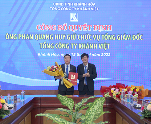 Ông Lê Tiến Anh trao quyết định bổ nhiệm Tổng Giám đốc Tổng Tổng Công ty Khánh Việt cho ông Phan Quang Huy