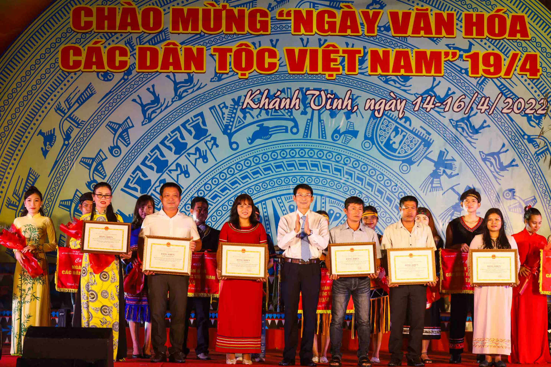 Ông Đinh Văn Thiệu trao bằng khen của UBND tỉnh cho các cá nhân có nhiều đóng góp cho hoạt động văn hóa dân tộc. 