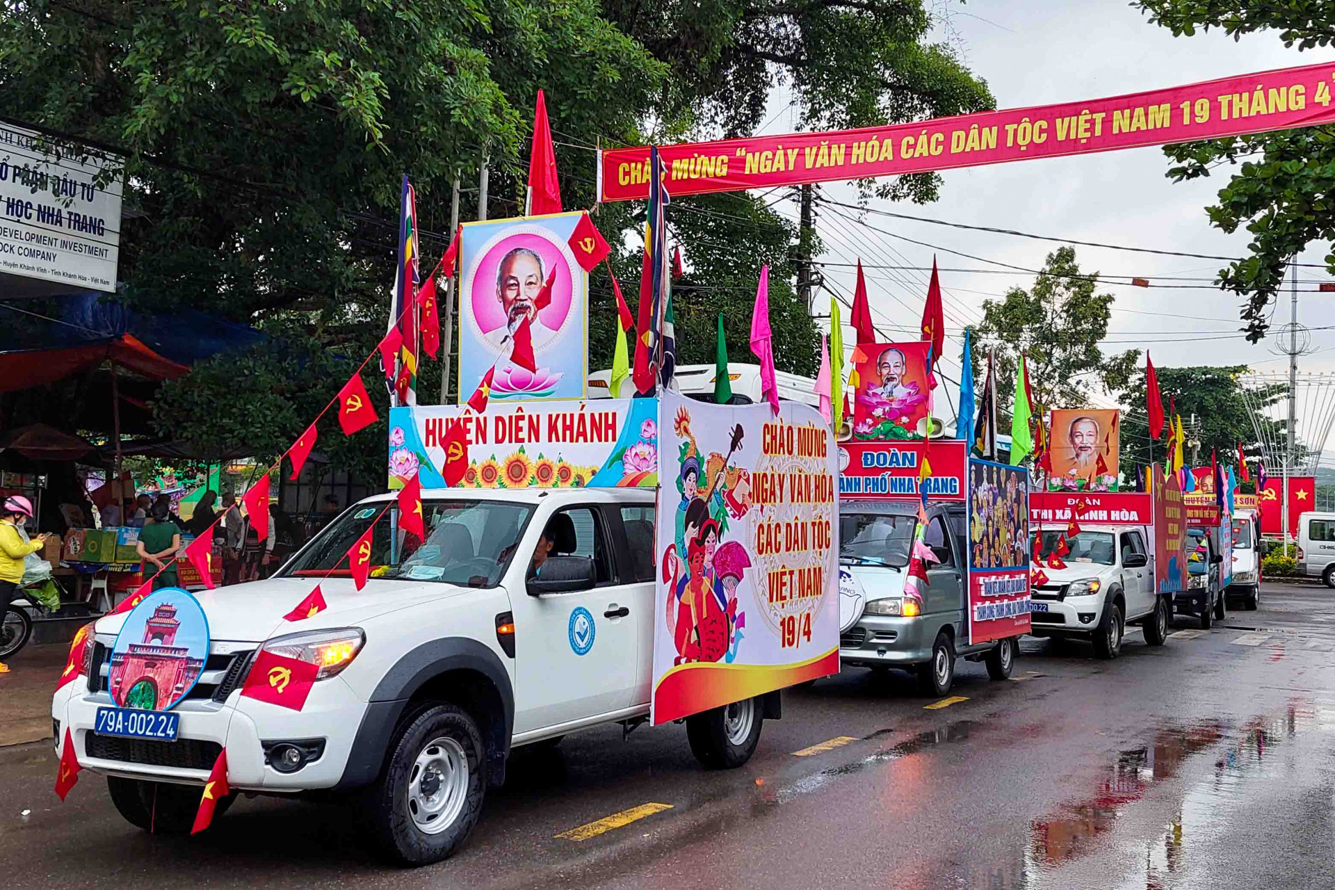 Xe tuyên truyền lưu động của các địa phương diễu hành trên một số tuyến đường ở thị trấn Khánh Vĩnh. 
