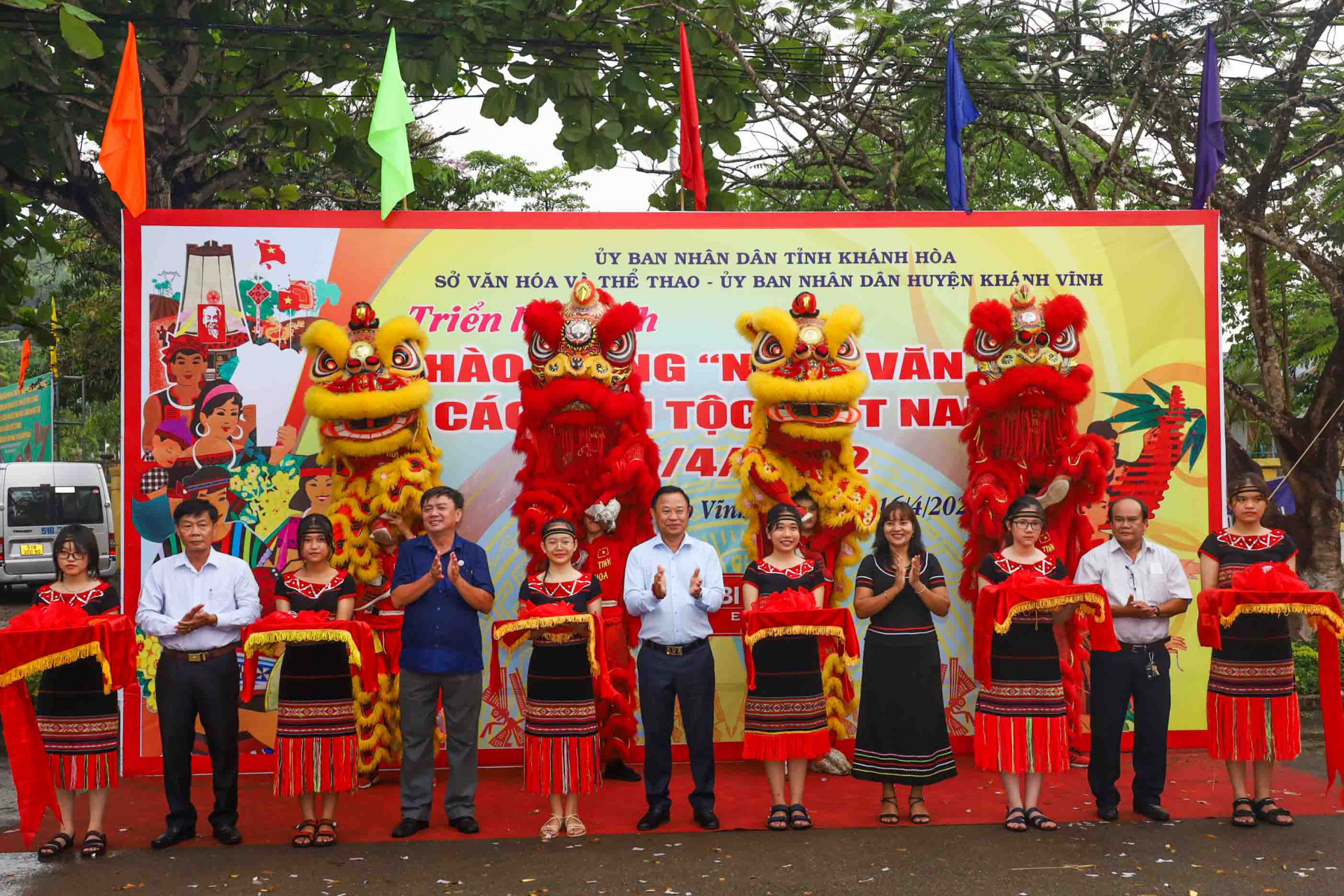 Các đại biểu thực hiện nghi thức cắt băng khai mạc triển lãm ảnh chào mừng Ngày văn hóa các dân tộc Việt Nam. 
