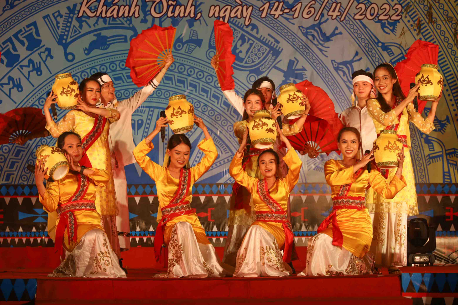 Tiết mục hát múa mang màu sắc văn hóa dân tộc Chăm của đơn vị TP. Cam Ranh. 