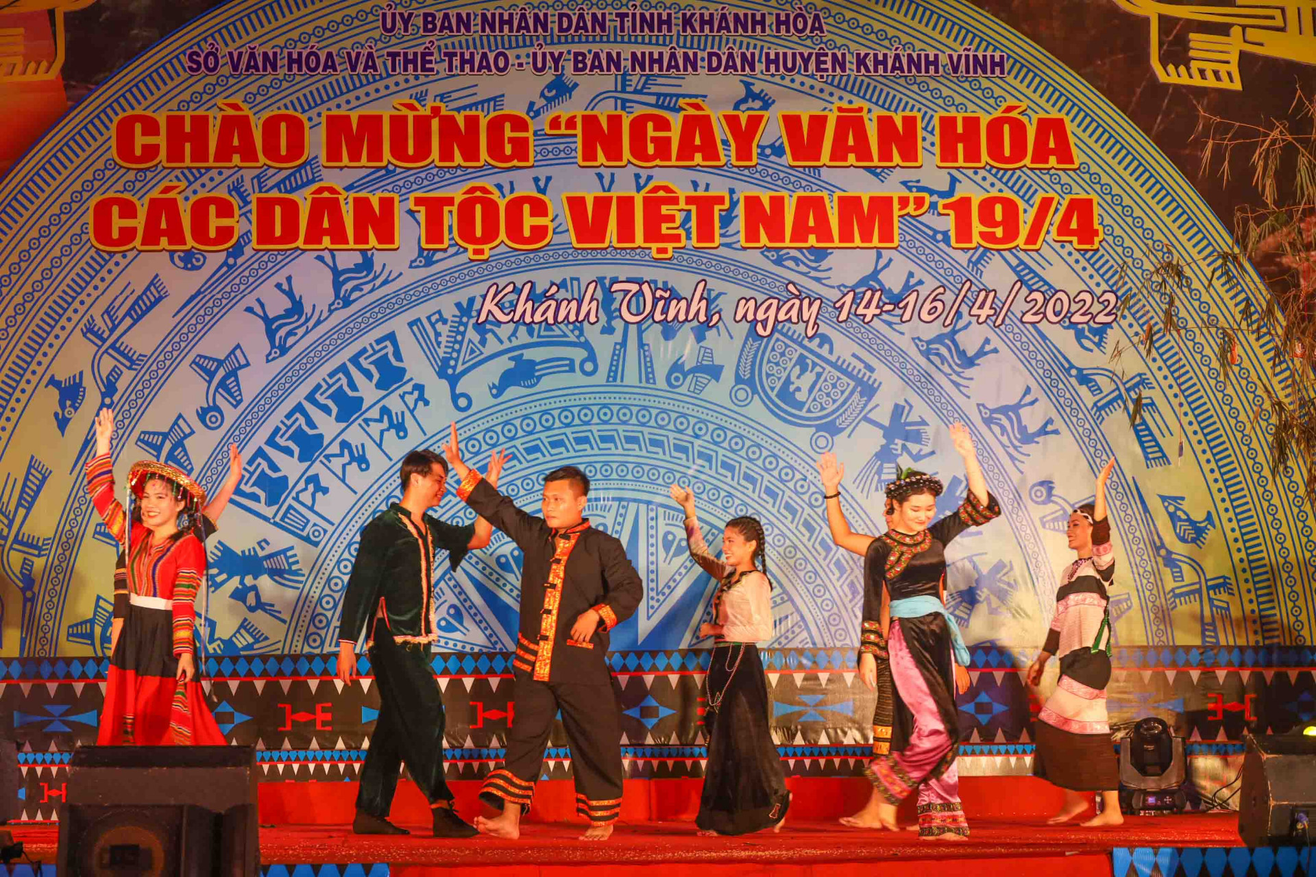 Màn trình diễn trang phục dân tộc của đơn vị thị xã Ninh Hòa. 