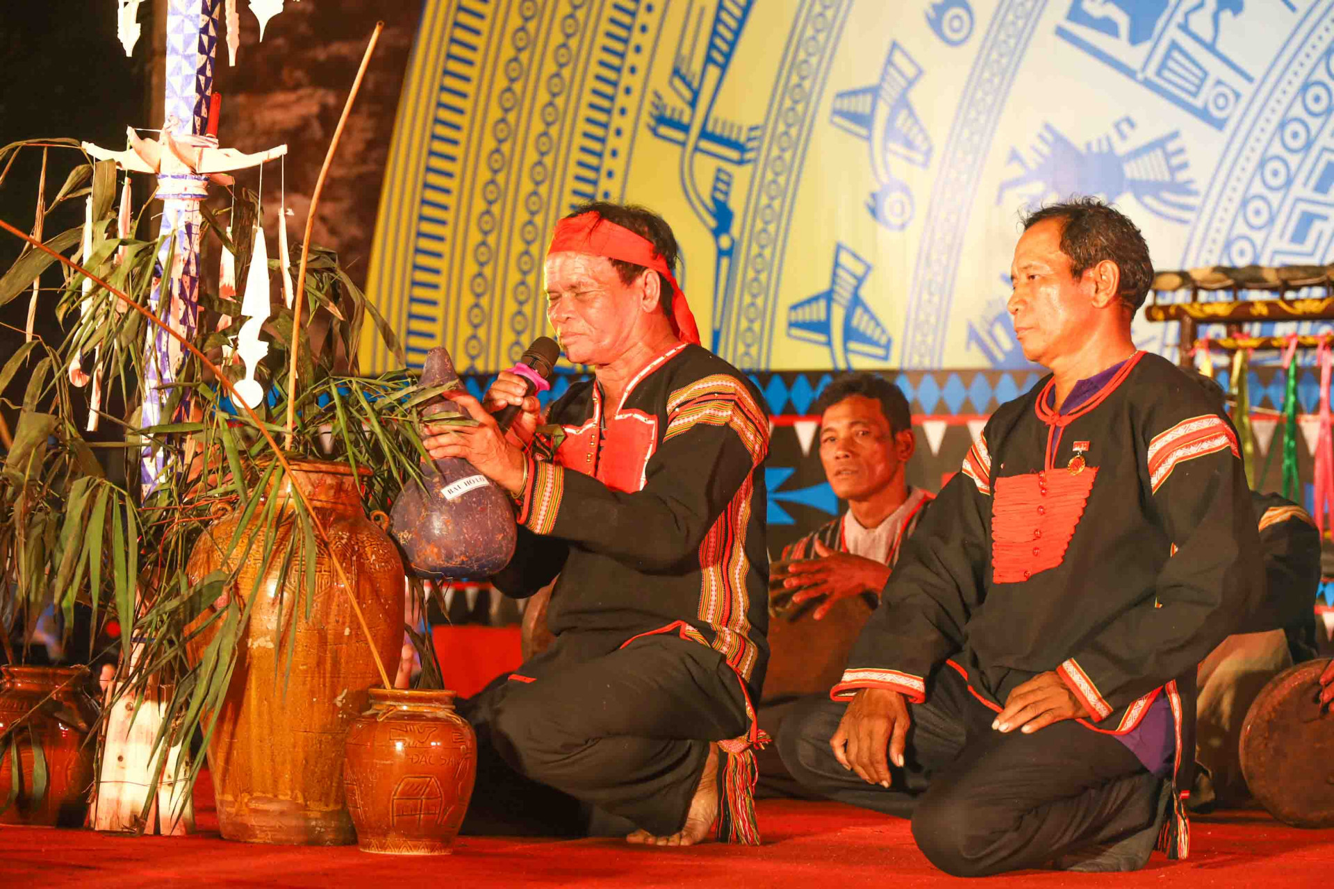 Các nghệ nhân ở huyện Khánh Vĩnh tái hiện lễ cúng mừng bến nước trong của đồng bào Ê đê. 