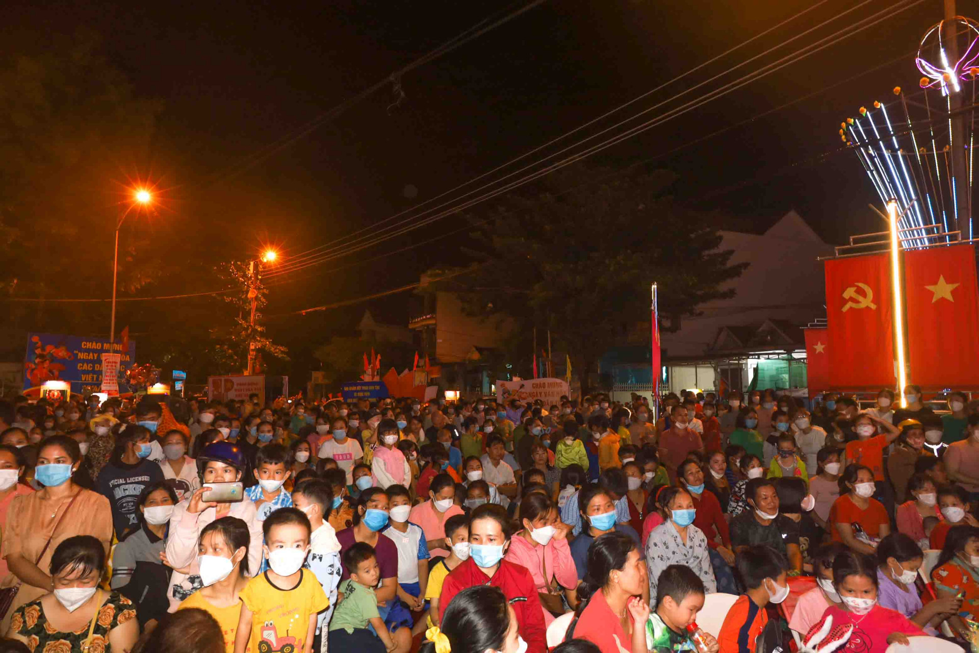 Rất đông người dân huyện Khánh Vĩnh đã đến xem lễ khai mạc Ngày văn hóa các dân tộc Việt Nam trên địa bàn tỉnh Khánh Hòa. 