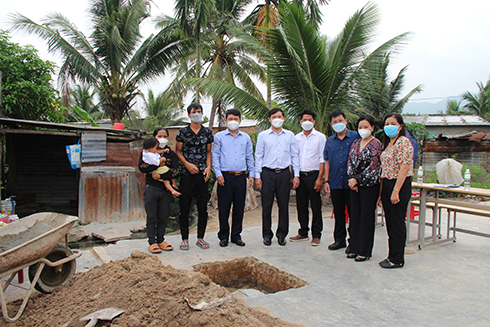 Lãnh đạo Báo Khánh Hòa, Tổng Công ty Khánh Việt và UBND xã Suối Cát tham dự lễ động thổ, xây nhà tình nghĩa cho gia đình ông Moong Văn Nhuần